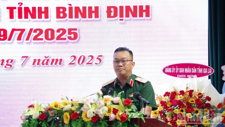 Thiếu tướng Trần Thanh Hải, Phó Tư lệnh Quân khu 5 phát biểu tại buổi lễ. ndo_br_imgp0313.jpg