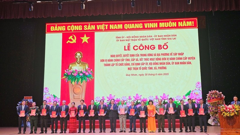 Đồng chí Nguyễn Trọng Nghĩa trao Quyết định của Bộ Chính trị về việc thành lập Đảng bộ tỉnh; Quyết định của Bộ Chính trị về việc chỉ định Ban Chấp hành, Ban Thường vụ, Bí thư, Phó Bí thư Tỉnh ủy Gia Lai (mới) nhiệm kỳ 2020-2025. z6755845665703-059928901aec86b3260e618bf912150b.jpg