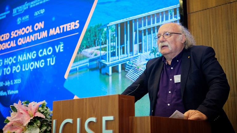 Giáo sư Duncan Haldane, đạt Giải Nobel Vật lý 2016 phát biểu tại buổi lễ. gs.jpg