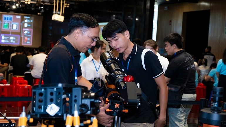 Các thành viên câu lạc bộ thiên văn nghiệp dư toàn quốc giao lưu tại Trung tâm Khám phá khoa học. tun07296.jpg