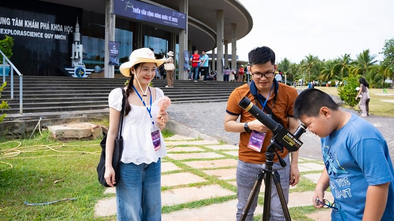 Không gian triển lãm lịch sử thiên văn học tại Đài thiên văn Quy Nhơn thu hút đông đảo người tham quan. tun07930.jpg