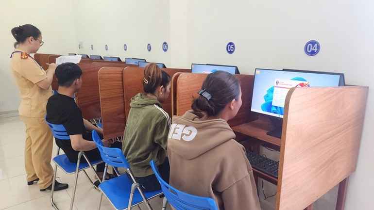Thí sinh thi lý thuyết trên máy. z6677085018818-0bec92dec32d1248ee9e2aa8d7d3fea7.jpg