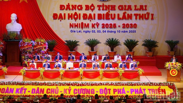 Đoàn Chủ tịch điều hành Đại hội. ndo_br_z7076006477106-b01aeb76fe860944c044826b561c8a02.jpg