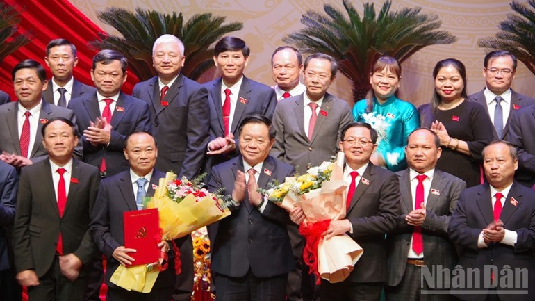 Đồng chí Nguyễn Trọng Nghĩa tặng hoa chúc mừng đồng chí Thái Đại Ngọc (bên trái) và đồng chí Hồ Quốc Dũng (phải). ndo_br_z7076415970580-3938d354a878b9cbe7202464af810312.jpg