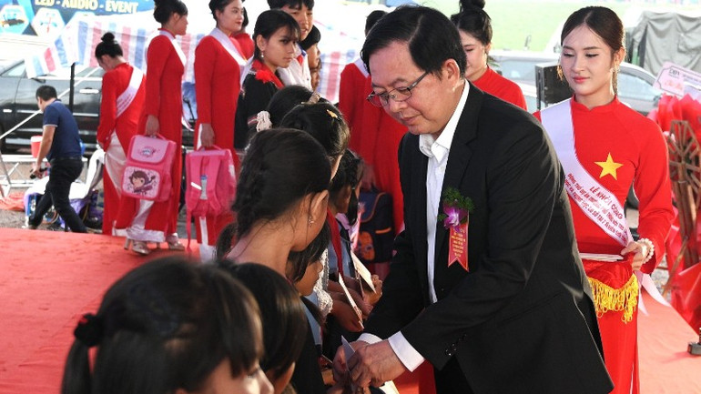 ឧបនាយករដ្ឋមន្ត្រី ផ្តល់អំណោយដល់សិស្សានុសិស្សដែលជួបការលំបាក។ qd4-2-xqnp-416.jpg