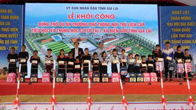 សិស្សដែលជួបការលំបាកបានទទួលអំណោយយ៉ាងរីករាយក្នុងពិធីបើកការដ្ឋានសាងសង់គម្រោងសាលាព្រំដែន។ z7229163631751-9d3cf7caaec2149b2bab7539c60eba09.jpg