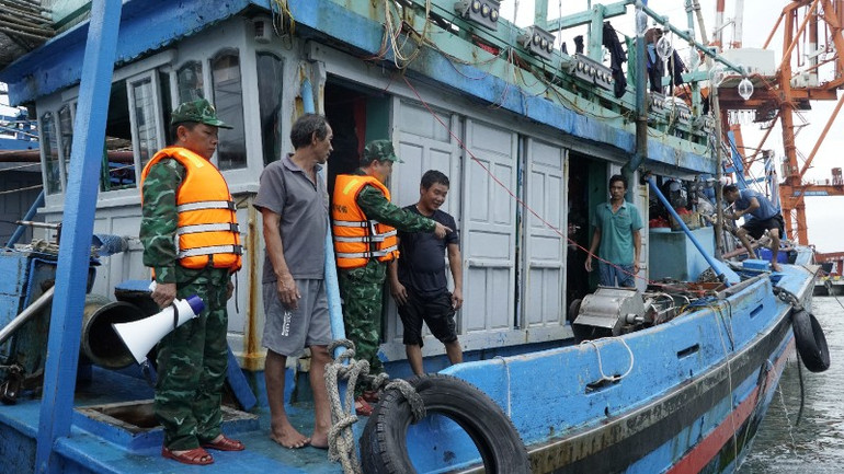 Cán bộ Biên phòng tuyên truyền ngư dân không di chuyển vào vùng biển nguy hiểm do ảnh hưởng của bão số 12. anh-3210.jpg
