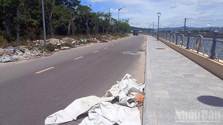 Nếu không sớm xử lý, nơi đây có thể trở thành nơi đổ rác mặc định. ndo_br_z6813369921210-666eac10cec1978d0bc6f2cacfdeda75.jpg