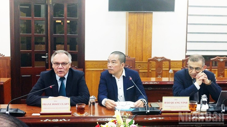 Ông Franz Josef Claes (ngoài cùng bên trái), Chủ tịch Tập đoàn GEO phát biểu tại buổi làm việc. ndo_br_z6716907882211-e27123b7ff3824d0a2161308c040d83b.jpg