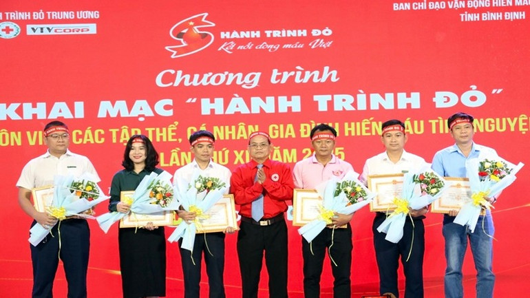 Tôn vinh những cá nhân và gia đình tiêu biểu trong phong trào hiến máu tình nguyện. z6698193602433-9894ad4cb37166891313b4d5fdcdab6b.jpg