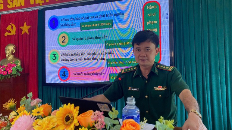 Đồn Biên phòng Tam Quan Nam tích cực triển khai nhiều biện pháp tuyên truyền cho ngư dân về chống khai thác IUU. z7002995326550-3b8325a2c201de848aa76ae4ff7a77f8-1297.jpg
