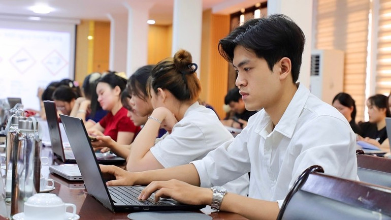 Năm 2025 là bước chuyển hướng mạnh mẽ của Trường đại học Quy Nhơn trong đào tạo nguồn nhân lực cho các lĩnh vực chiến lược như công nghệ bán dẫn, trí tuệ nhân tạo, an toàn và an ninh mạng. img-9966.jpg