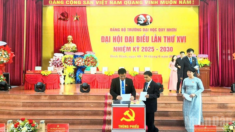 Các đại biểu bỏ phiếu bầu ra Ban Chấp hành Đảng bộ mới. ndo_br_z6690317105616-8daa2e0d9632c92e9af4b21e024e8f21.jpg