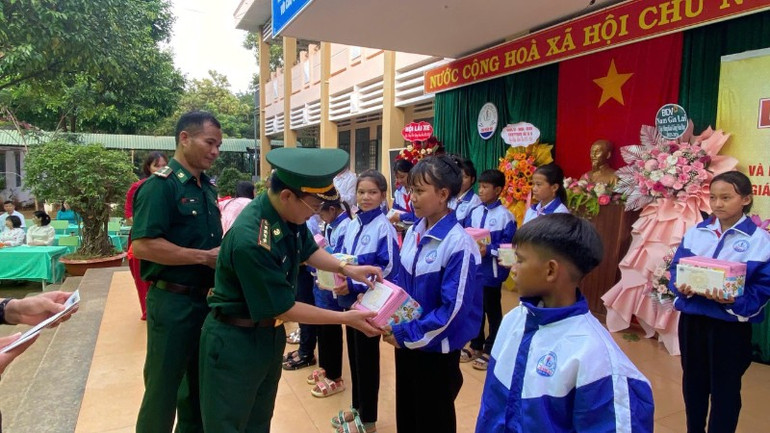 Đại tá Đoàn Ngọc Báu trao quà cho các em học sinh tại trường Chu Văn An, xã Ia O. z6978284358677-404451846153b8206cbfd617a76819e6-4425.jpg