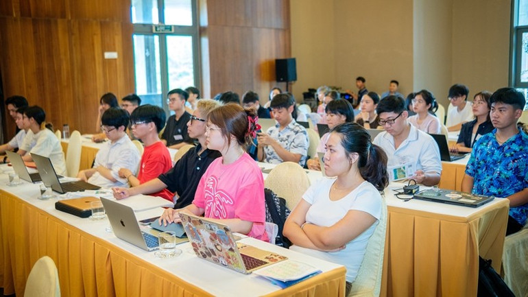 Trường hè thu hút đông đảo học viên, nghiên cứu sinh trẻ đến từ nhiều nơi trên thế giới. vsoa9-5387.jpg