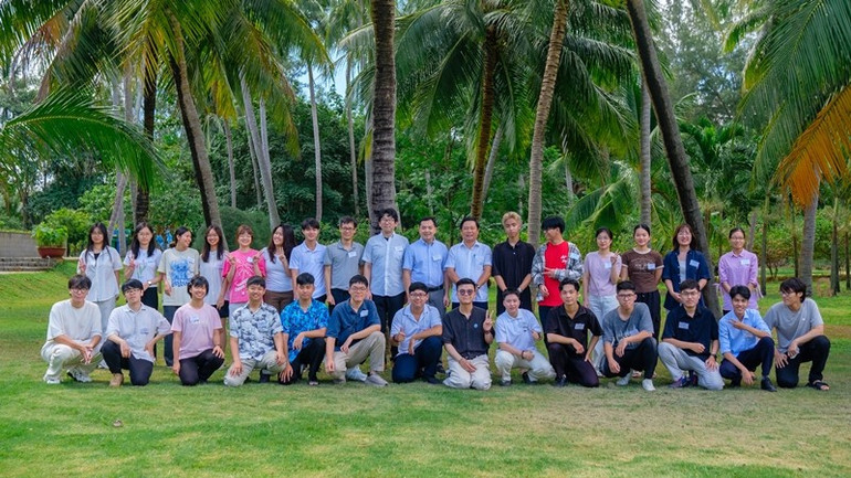 Các học viên chụp ảnh lưu niệm tại Trung tâm ICISE. vsoa9-5479.jpg
