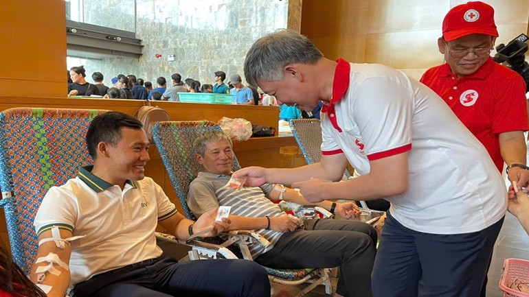 Phó Giáo sư, Tiến sĩ Nguyễn Quang Tùng, Phó Viện trưởng Viện Huyết học và Truyền máu Trung ương ân cần thăm hỏi người hiến máu. z6700816368781-6c3ef9a8af6ae50f593815048475b7fe.jpg