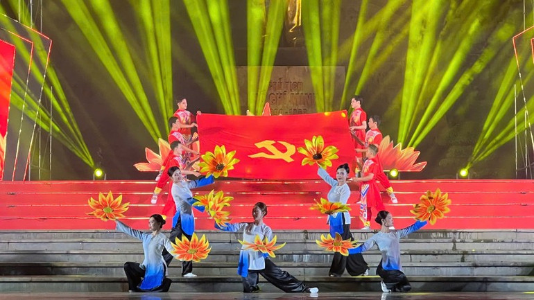 Tiết mục biểu diễn tái hiện tình thần tự hào dân tộc, yêu quê hương, đất nước. z7068020525689-1de69c0e7b5d71a911f857b07063c671-4638.jpg