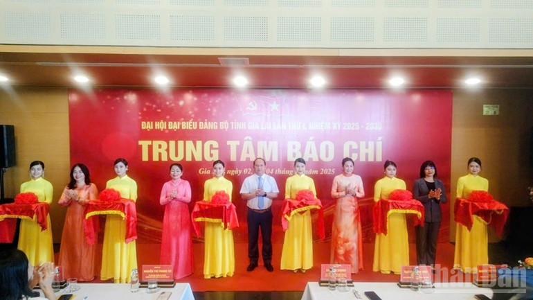 Lãnh đạo tỉnh Gia Lai cắt băng thành lập Trung tâm Báo chí phục vụ Đại hội tỉnh. ndo_br_z7068423597837-a3e3210878f36cfb7ad8343017efc89b.jpg