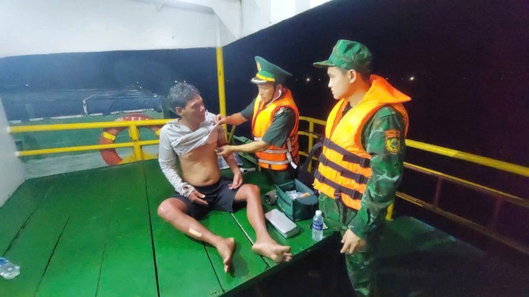 Lực lượng Quân Y thăm khám sức khỏe ban đầu cho ông Trần Ngọc Thạch. z6901616455649-1b52a2afa415a521353d04abe1e15ec7-1066.jpg