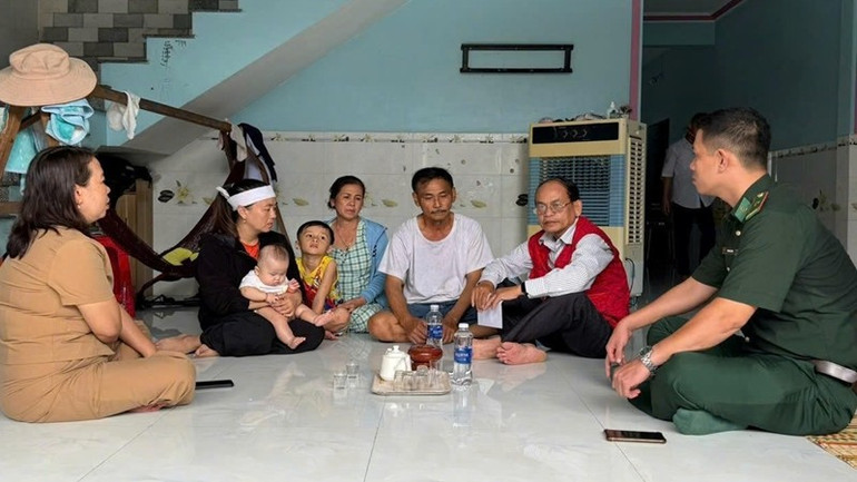 Đại diện các đơn vị và đồn Biên phòng Tam Quan Nam trao quà hỗ trợ gia đình ngư dân gặp nạn trên biển. z7122691739740-1c723ad8fbf7ebcc46f08ae3c442e8d0.jpg