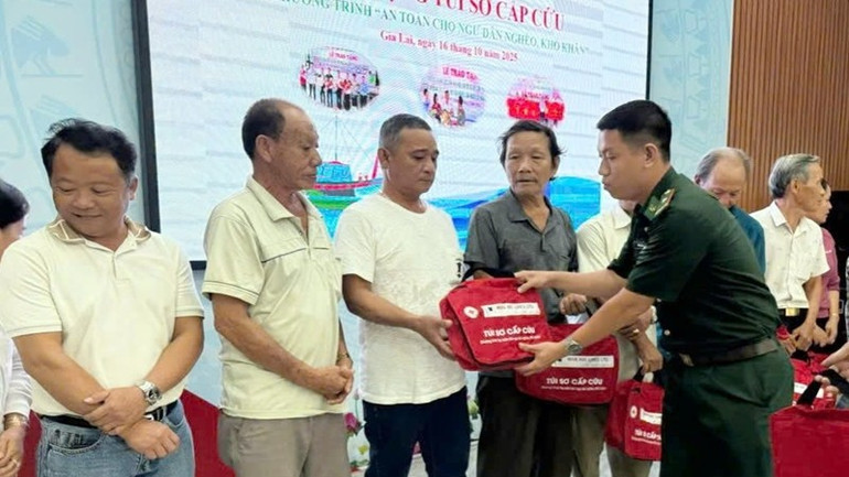 Trao túi cấp cứu y tế cho các ngư dân. z7122691756281-900337096256f01e8b694bb326fd5bd5.jpg