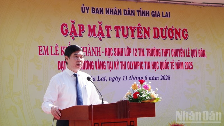 Phó Chủ tịch Ủy ban nhân dân tỉnh Gia Lai Lâm Hải Giang đánh giá cao thành tích xuất sắc của em Lê Kiến Thành. ndo_br_imgp0505.jpg