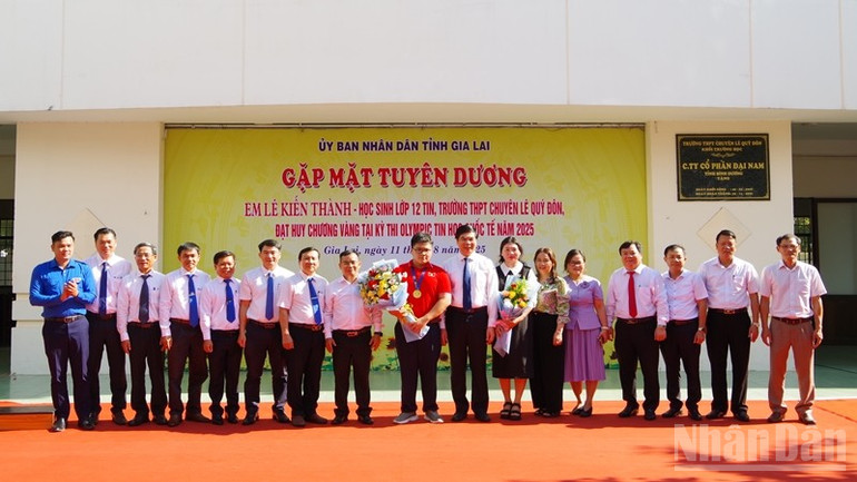 Lãnh đạo tỉnh, đại diện các sở, ban, ngành tặng hoa, khen thưởng em Lê Kiến Thành. ndo_br_imgp0529.jpg