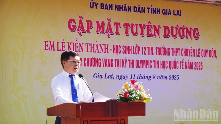 Thầy Huỳnh Lê Minh, Hiệu trưởng Trường trung học phổ thông chuyên Lê Quý Đôn phát biểu tại buổi lễ. ndo_br_imgp0492.jpg