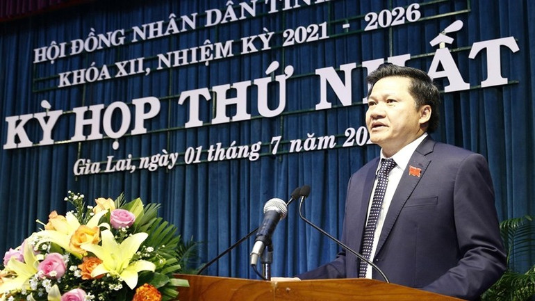 Đồng chí Trương Văn Đạt, Phó Chủ tịch Hội đồng nhân dân tỉnh Gia Lai công bố các nghị quyết tại kỳ họp. z6759493056026-7adbf59c886a96b00989720cb6e5542c.jpg