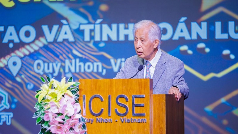 Giáo sư Trần Thanh Vân, Chủ tịch Hội Khoa học Gặp gỡ Việt Nam phát biểu tại buổi lễ. van.jpg