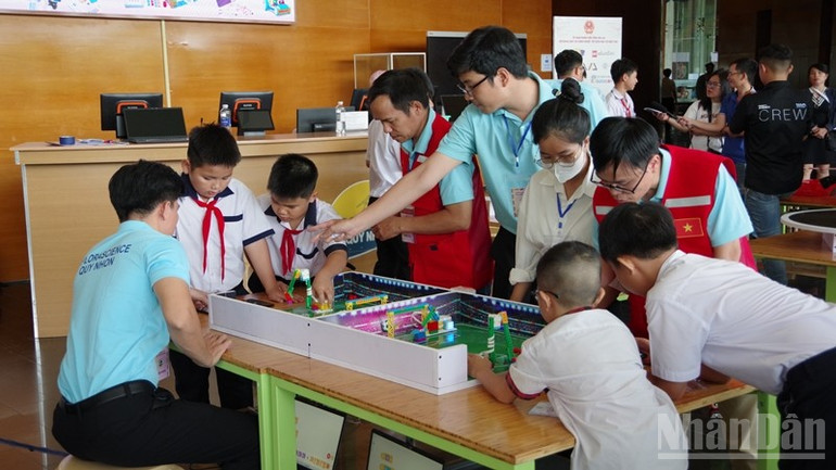 Tập trung nghiên cứu chiến thuật trước giờ thi đấu. ndo_br_imgp0355.jpg