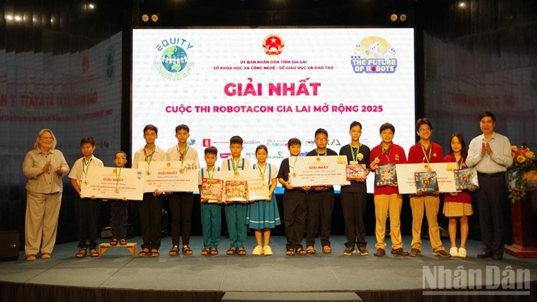 Trao giải cho những đội đạt thành tích trong cuộc thi. ndo_br_imgp0406.jpg