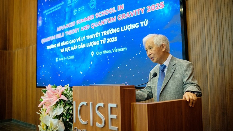 Giáo sư Trần Thanh Vân, Chủ tịch Hội Khoa học Gặp gỡ Việt Nam phát biểu tại buổi lễ. qtfqg25-8549.jpg