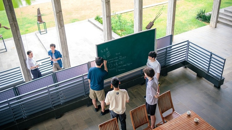 Trường hè là cơ hội cho các nhà khoa học trẻ Việt Nam thảo luận chuyên sâu về những tiến bộ mới nhất của lý thuyết lượng tử. qtfqg25-8771.jpg