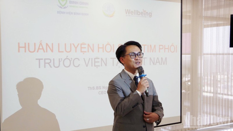 Bác sĩ Nguyễn Văn Công chia sẻ tại buổi lễ. ndo_br_z6899502292447-725f1106f00b653dab6cce8220bf99eb-9898-6403.jpg