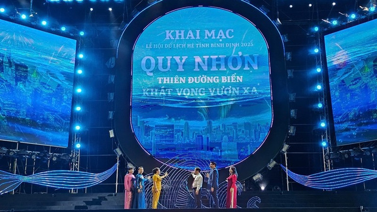Các đại biểu bấm nút khai mạc. z6703176977304-45ea75a9996d94733e7f0163926132e2.jpg