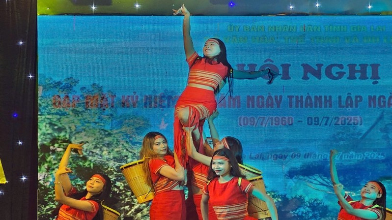 Văn nghệ chào mừng buổi lễ. z6787047530237-511f87755be7381937d562ec751ffe9f.jpg
