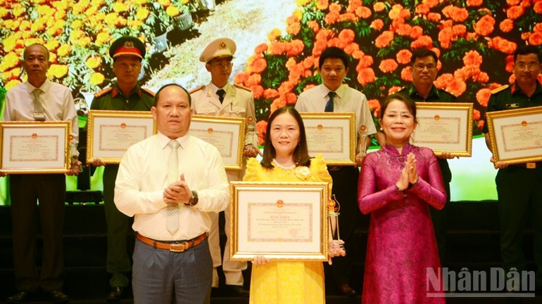 Trao bằng khen cho các tập thể, cá nhân điển hình tiên tiến. ndo_br_dsc-0312.jpg