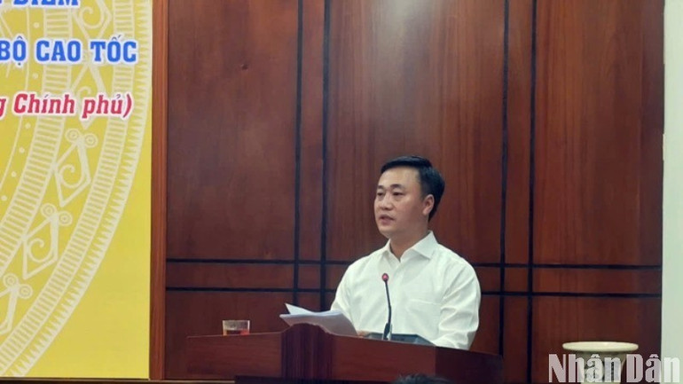 Thứ trưởng Xây dựng Nguyễn Việt Hùng báo cáo công tác kiểm tra tại buổi làm việc. z6680545785089-70c1ec31c9abb217e5bea92555c086fa-5686.jpg