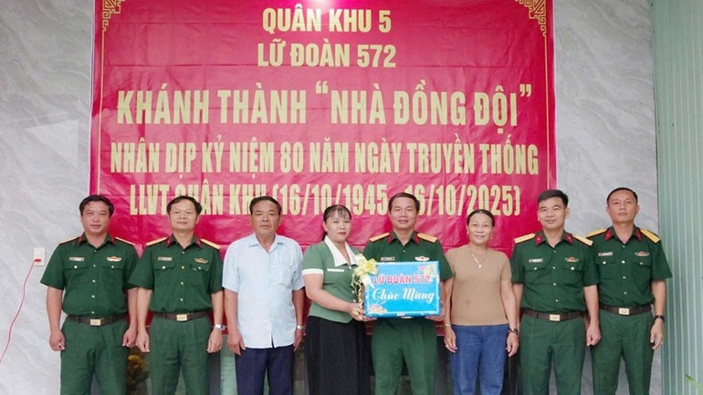 Thượng tá Nguyễn Thanh Đàn, Phó Chính ủy Lữ đoàn tặng quà và bàn giao nhà cho Thiếu tá quân nhân chuyên nghiệp Võ Văn Tiến. z6695069067806-b38b286f0471f1735674bf5cb8fb3b4c.jpg
