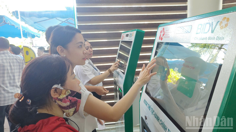 Hướng dẫn người dân lấy phiếu làm thủ tục. ndo_br_z6723558009570-aea1a40674687928d2c98597a5016c31.jpg