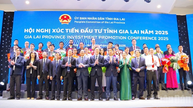 Lãnh đạo tỉnh Gia Lai trao biên bản ghi nhớ hợp tác đầu tư cho các doanh nghiệp. ndo_br_z6956394192731-bf4b8794e8792c69e2aae5d29b3954ac.jpg