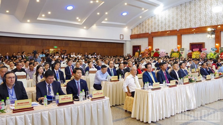 Đông đảo nhà đầu tư, doanh nghiệp tham dự hội nghị. ndo_br_z6956105540732-3fb4704b5b64d5ab7d0bc08137452bae.jpg