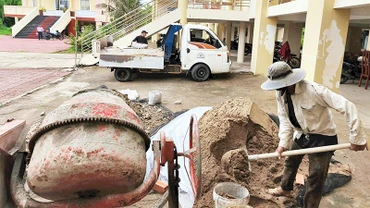 Nhân công tập kết vật tư tiến hành tu sửa trụ sở xã Lâm Hải chuẩn bị làm nơi đặt trụ sở chính của khối chính quyền xã Đất Mới (huyện Năm Căn, tỉnh Cà Mau). (Ảnh H.TÙNG)