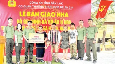 Công an tỉnh Đắk Lắk bàn giao nhà cho gia đình bà Rơ Âu H'Hra, xã Ea H'leo.