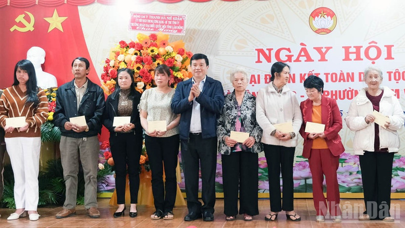 Bí thư Tỉnh ủy Lâm Đồng Y Thanh Hà Niê Kđăm trao quà tặng các gia đình có hoàn cảnh khó khăn tại liên tổ dân phố Hà Đông 1, 2, 3, phường Lâm Viên-Đà Lạt.