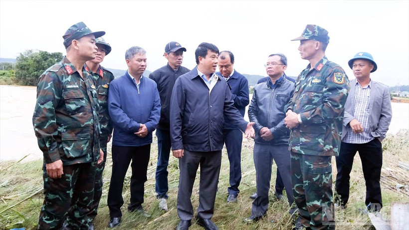 Bí thư Tỉnh ủy Lâm Đồng Y Thanh Hà Niê Kđăm (giữa), thăm hỏi, động viên các lực lượng đang hỗ trợ người dân khắc phục hậu quả thiên tai.