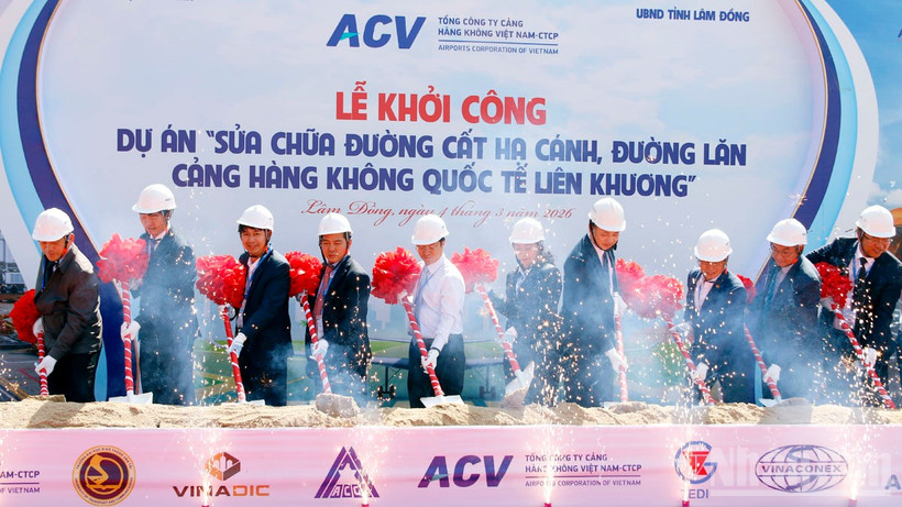 Đại biểu thực hiện nghi thức khởi công dự án “Sửa chữa đường cất hạ cánh, đường lăn-Cảng hàng không quốc tế Liên Khương”.