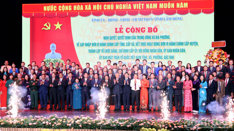 Phó Thủ tướng Thường trực Chính phủ Nguyễn Hòa Bình và lãnh đạo bộ, ngành Trung ương cùng Ban Chấp hành Đảng bộ tỉnh Lâm Đồng tại buổi lễ.